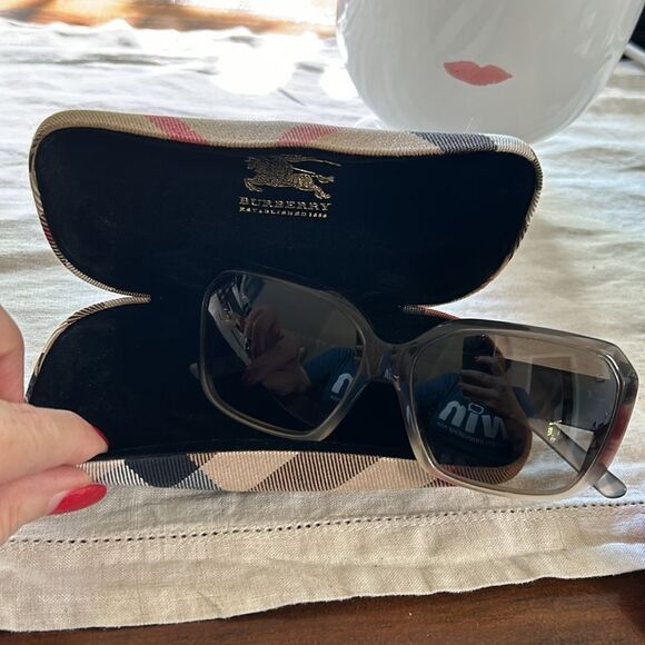 Burberry Sun Glasses Like new model B4083 with case - Picture 1 of 13
